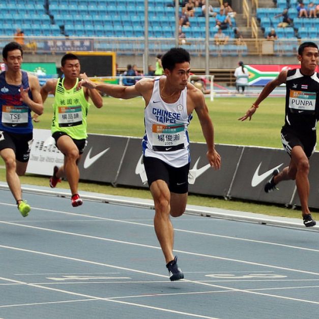 楊俊瀚在田徑公開賽預賽中跑出破全國紀錄的成績，但卻因風速超標而不列入計算。（林志儒／攝）