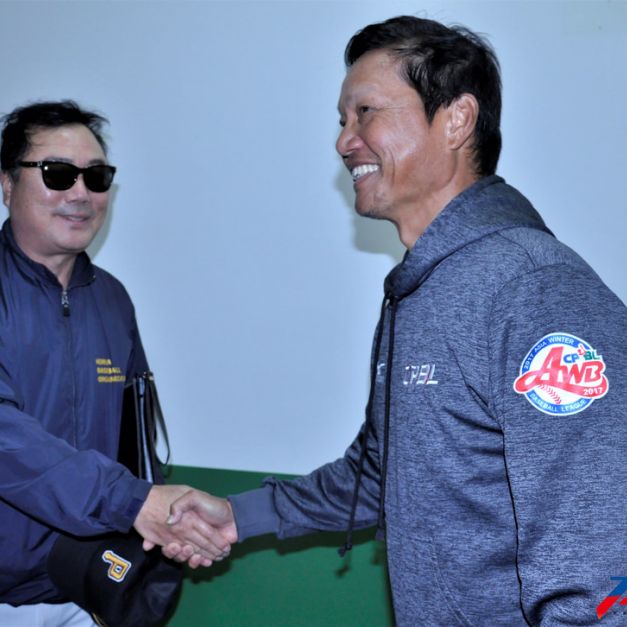 韓職聯隊總教練柳承安（圖左）向中職聯隊總教練林振賢致意。（張哲郢／攝）
