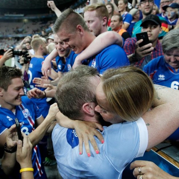 冰島球員與球迷慶祝晉級8強。（達志影像）