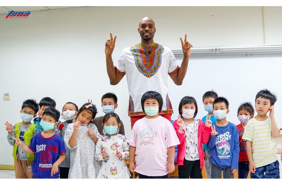 戴維斯前往新竹光復高中附設實驗幼兒園唸英文繪本給小朋友們聽。（記者賴柏安攝）